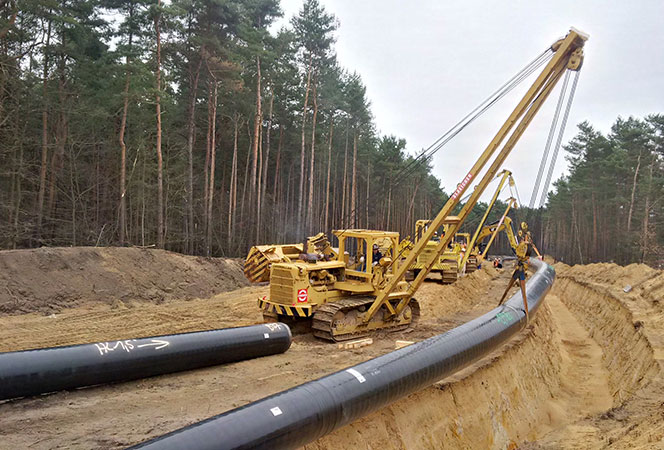 ONTRAS H2-Startnetz - Bauablauf einer Wasserstoffleitung - Absenken der Rohre
