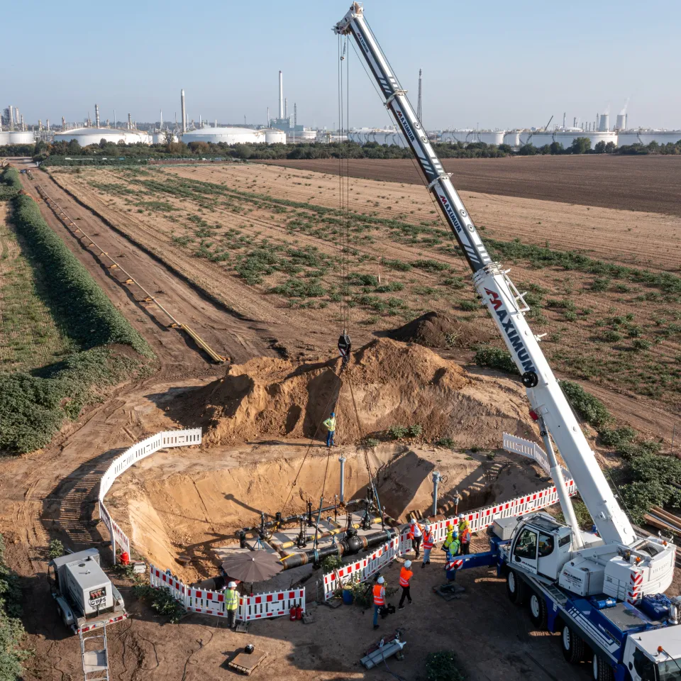 Einheben der Abzweig-Armatur an den Netzanschlusspunkt. © Foto: Tom Schulze