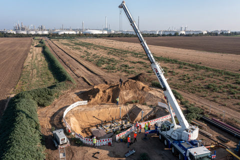 Einheben der Abzweig-Armatur an den Netzanschlusspunkt. © Foto: Tom Schulze